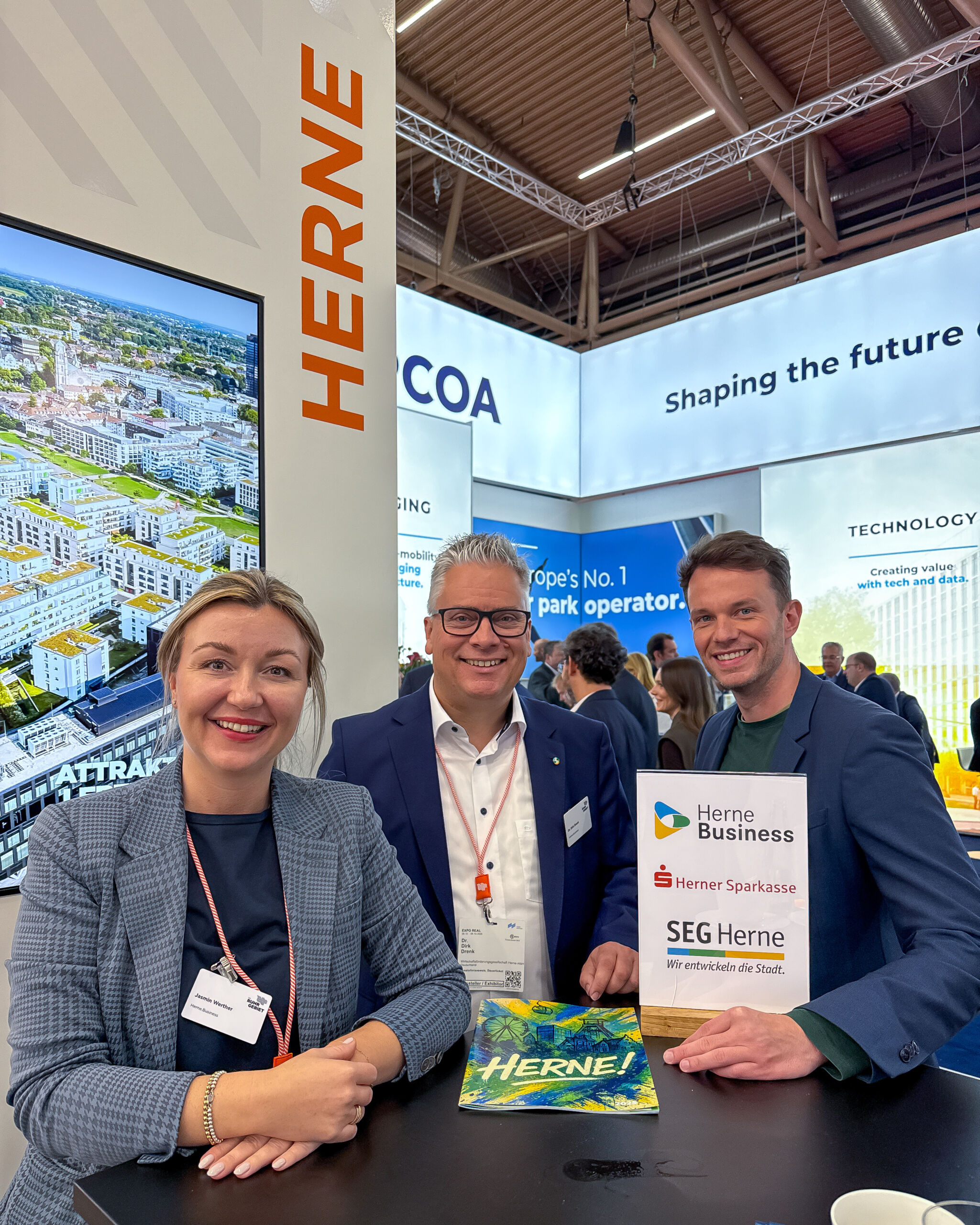 20251006_HB_ExpoReal2025_03_Stand Herne_Jasmin Werther_Dr Dirk Drenk_Maurice Schirmer Jasmin Werther, Dr. Dirk Drenk und Maurice Schirmer auf dem Stand der Stadt Herne im Rahmen der Expo Real 2025