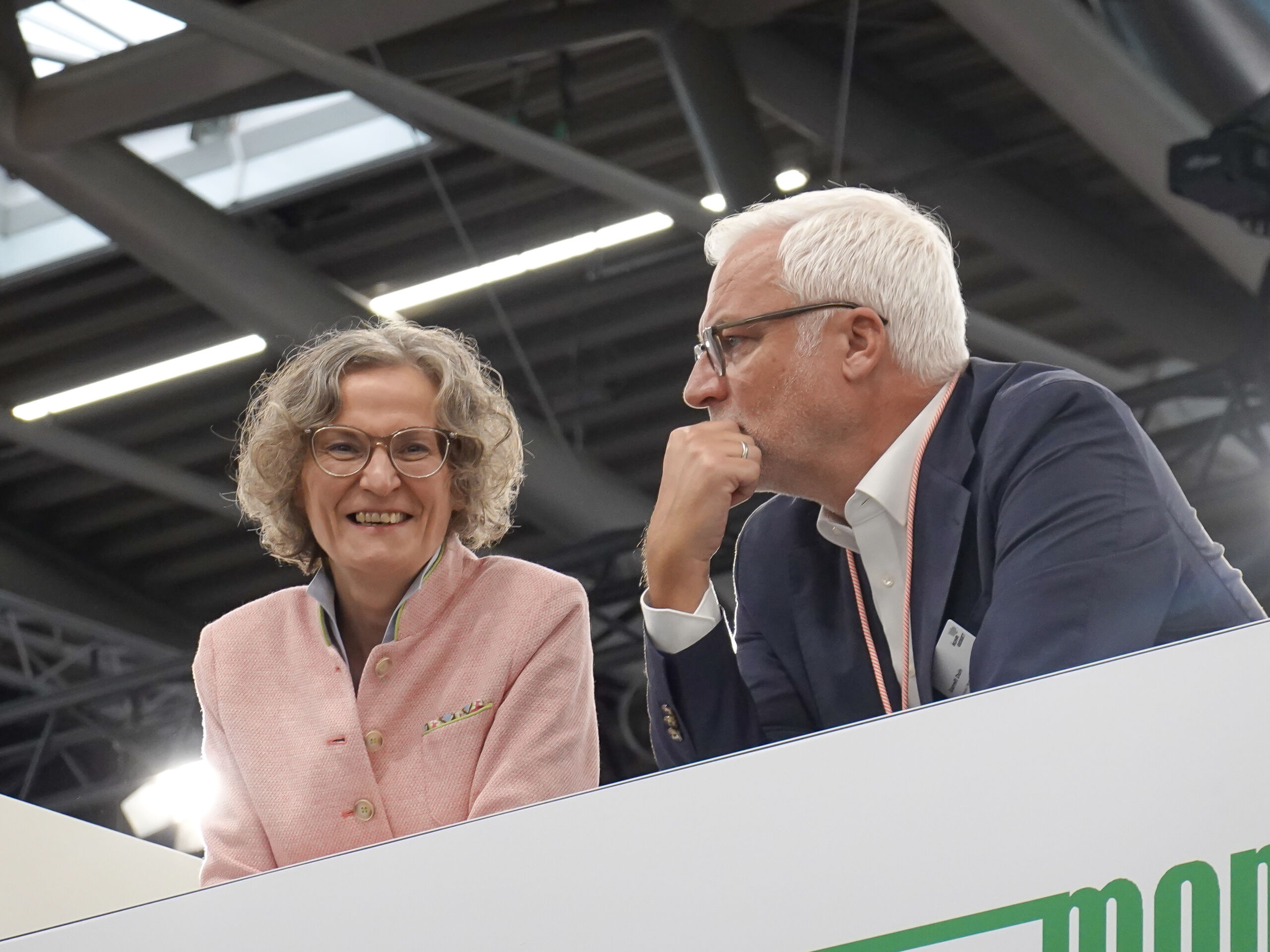 20251006_HB_ExpoReal2025_05_Stand BMR_Ina Scharrenbach_Garrelt Duin Bauministerin Ina Scharrenbach und RVR-Regionaldirektor Garrelt Duin auf dem Stand der Business Metropole Ruhr im Rahmen der Expo Real 2025