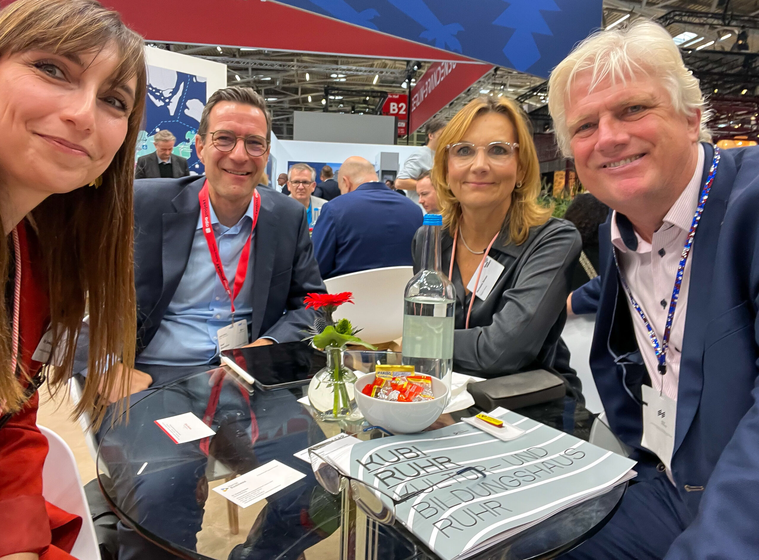 20251006_HB_ExpoReal2025_06_Meeting Dr Svenja Rebsch_Axel Bienhaus_Michaela Bonan_Dirk Gerdes Dr. Svenja Rebsch, Axel Bienhaus, Michaela Bonan und Dirk Gerdes im Austausch auf der Expo Real 2025