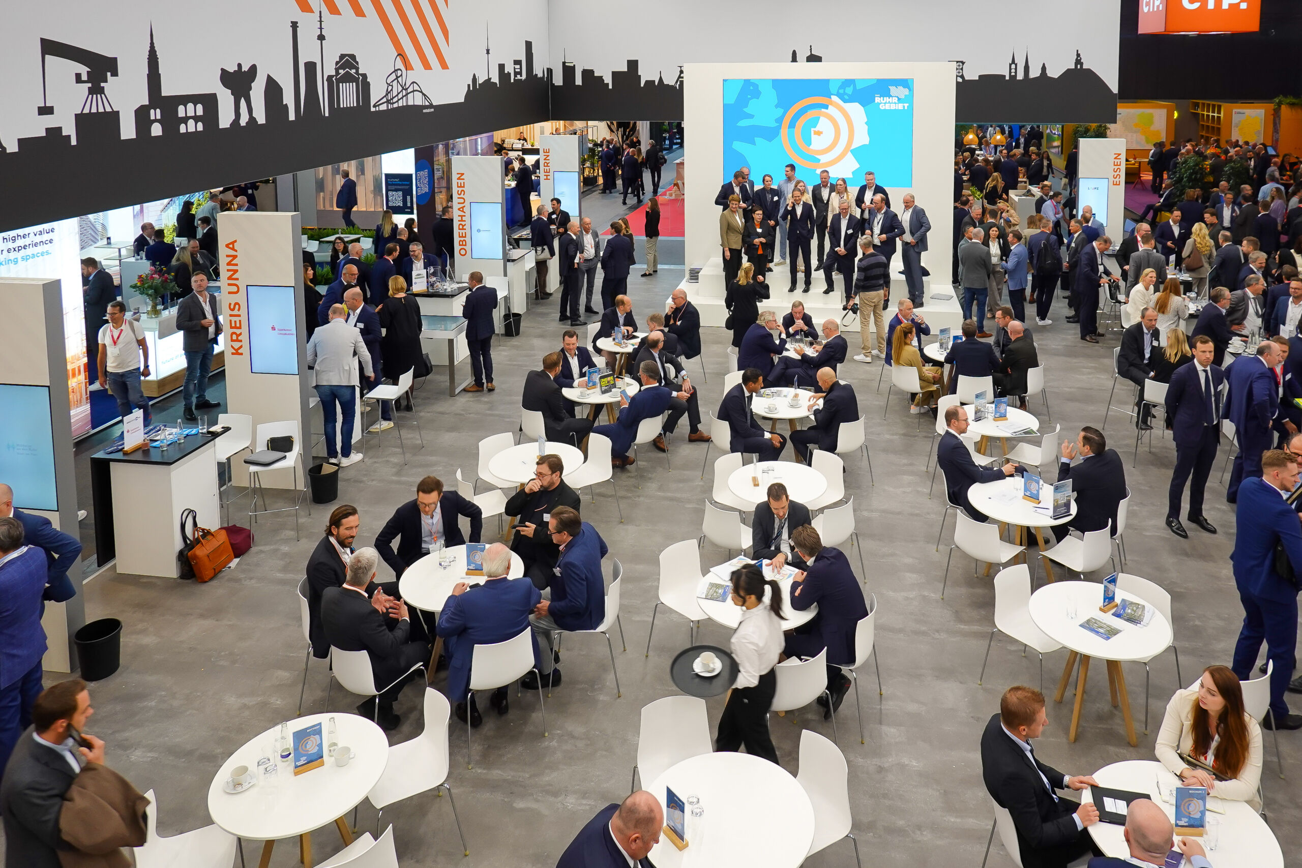 20251006_HB_ExpoReal2025_10_BMR Stand von oben Überblick über den Stand der Business Metropole Ruhr im Rahmen der Expo Real 2025