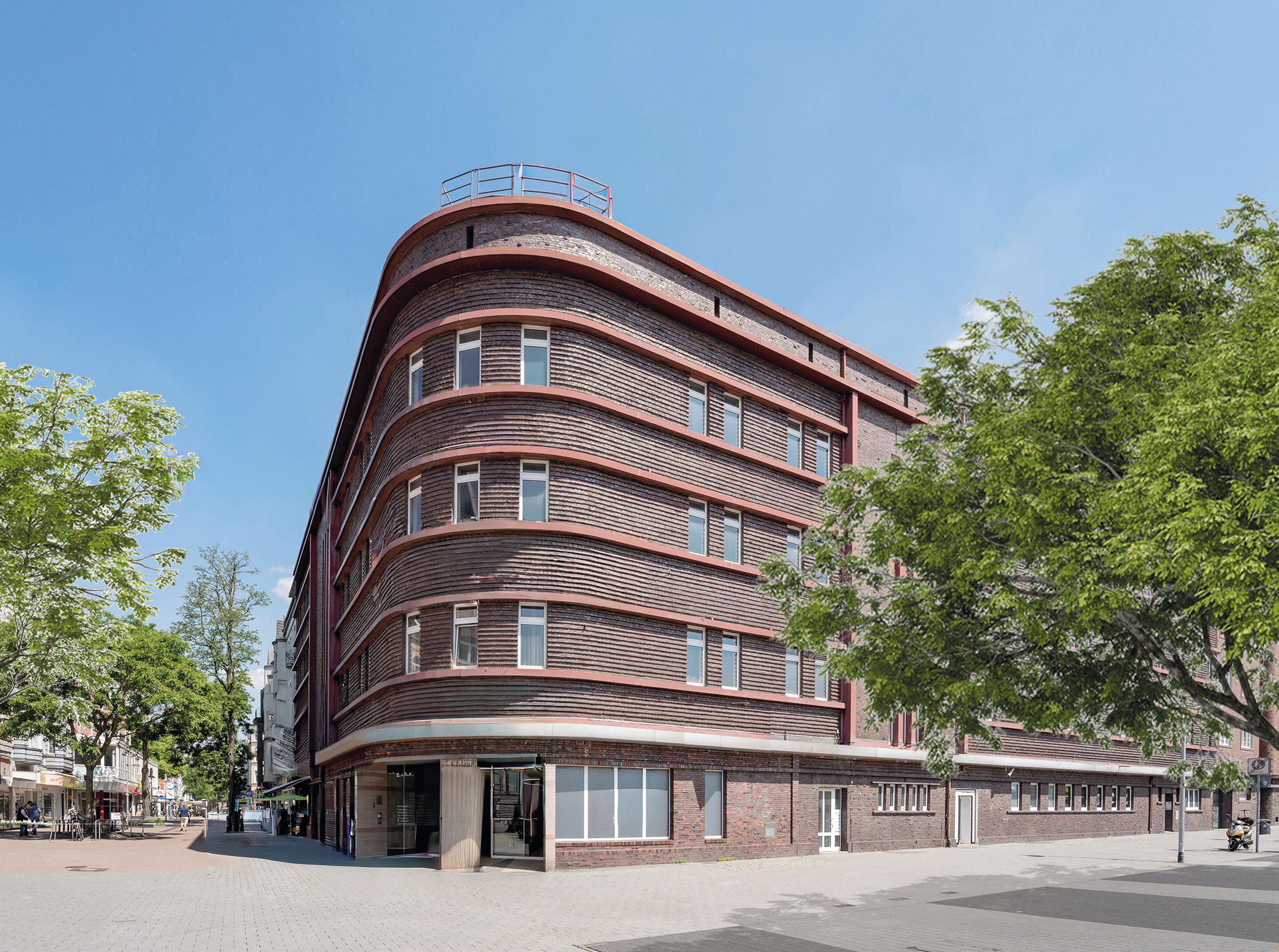 Foto©Frank Dieper, Stadt Herne_Retusche©AS+P Albert Speer + Partner GmbH, Frankfurt am Main Auf dem Foto ist das Sparkassengebäude an der Hauptstraße 224 in 44649 Herne zu sehen, das zu dem KUBIRUHR umgebaut werden soll. Das Gebäude liegt einerseits zur Hauptstraße und andererseits zum Buschmannshof, ein großer Platz in Wanne-Mitte. Quelle: Foto von Frank Dieper, Stadt Herne. Bearbeitet (Retusche) durch AS+P Albert Speer + Partner GmbH
