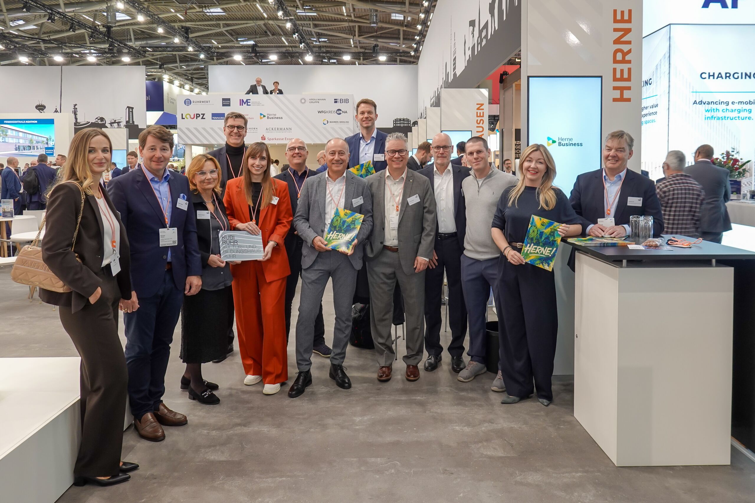 Teamfoto Expo 2025 Das Team der Stadt Herne und der Kooperationspartner auf dem Gemeinschaftsstand der Business Metropole Ruhr 2025